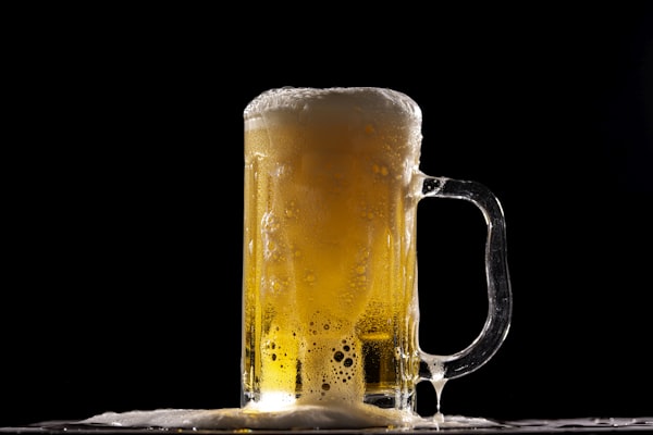 威士忌酒瓶与酒杯